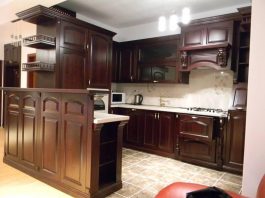 Se mai găseşte mobilă de bucătărie clasică din lemn realizată la comandă? mobila clasica de bucatarie la comanda din lemn masiv