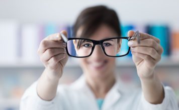 5 semne care îți arată că ai nevoie de ochelari de vedere 5 semne care îți arată că ai nevoie de ochelari de vedere