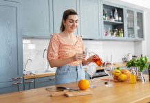 Cocktailuri simple cu lichior: află cum să le prepari la tine acasă Cocktailuri simple cu lichior: află cum să le prepari la tine acasă