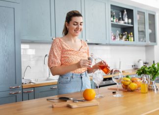 Cocktailuri simple cu lichior: află cum să le prepari la tine acasă Cocktailuri simple cu lichior: află cum să le prepari la tine acasă