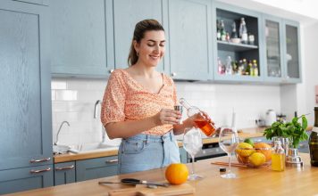 Cocktailuri simple cu lichior: află cum să le prepari la tine acasă Cocktailuri simple cu lichior: află cum să le prepari la tine acasă