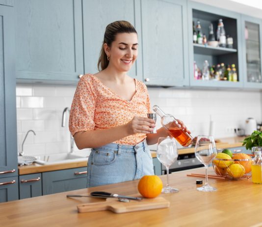 Cocktailuri simple cu lichior: află cum să le prepari la tine acasă Cocktailuri simple cu lichior: află cum să le prepari la tine acasă