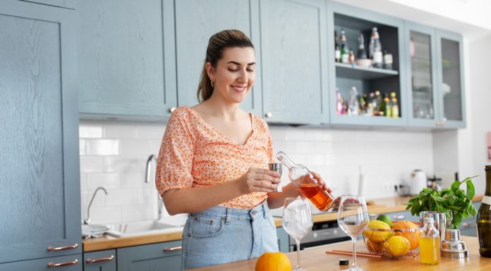 Cocktailuri simple cu lichior: află cum să le prepari la tine acasă Cocktailuri simple cu lichior: află cum să le prepari la tine acasă