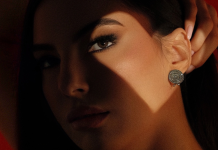 Ce tip de cercei să porți la evenimente speciale: nuntă, botez, aniversare Participarea la evenimente speciale reprezintă un prilej excelent pentru a pune în valoare stilul personal prin alegerea atentă a accesoriilor. Cerceii joacă un rol important în completarea unei ținute elegante, adăugând un detaliu distinct care poate face diferența la orice nuntă, botez sau aniversare. În acest articol vei găsi sugestii practice și exemple concrete pentru a selecta cerceii potriviți fiecărei ocazii. Ce tipuri de cercei se potrivesc la evenimentele speciale Pe piață există multe modele de cercei, iar adaptarea lor la momentul și specificul evenimentului îți poate duce ținuta la un alt nivel. Iată câteva opțiuni populare și sfaturi despre când să le alegi: Cerceii stud: Se potrivesc perfect dacă apreciezi simplitatea și discreția. Poartă-i la botezuri restrânse sau la o aniversare între prieteni apropiați. De exemplu, o pereche de studuri cu diamante mici aduce o notă elegantă, fără să atragă atenția excesiv. Cerceii lungi (drop): Recomand să alegi modelele de tip picătură la nunți elegante sau petreceri care cer o ținută sofisticată. Acest gen se asortează ușor cu o rochie cu umerii goi sau cu o coafură ridicată. Cerceii candelabru: Aceste modele masive, adesea cu pietre sau perle, se potrivesc dacă îți dorești un look strălucitor la o aniversare importantă sau la o nuntă de seară. Cerceii tip cerc (hoop): Preferi stilul casual-chic? Cerceii rotunzi, de dimensiuni medii, se adaptează ușor la ținute lejere sau moderne, potrivite pentru petreceri relaxate. Cerceii threader: Acești cercei supli, cu formă alungită, dau un aer contemporan și nu încărcă ansamblul atunci când alegi o ținută minimalistă la un botez sau alte evenimente intime. Nu uita să adaptezi mărimea și forma cerceilor în funcție de ora și atmosfera evenimentului. Pentru ocazii restrânse, mizează pe modele mici sau medii, iar pentru baluri ori petreceri de seară, poți alege opțiuni mai îndrăznețe. Cum alegi cerceii potriviți pentru tipul de eveniment Ca să găsești perechea ideală, gândește-te la context și la rolul tău în cadrul evenimentului. Mai jos găsești câteva direcții clare: Nunta Dacă vrei să te evidențiezi, alege cercei lungi cu cristale sau perle, mai ales dacă porți părul prins sau o rochie cu decolteu. De pildă, mireasa poate opta pentru modele cu sidef care pun în evidență rochia albă, iar invitatele pot merge pe argint sau aur roz. Botez Alege cercei discreți: studuri cu piatră semiprețioasă sau cercei drop scurți în tonuri neutre. Aceștia nu vor încărca ținuta și se potrivesc cu rochii fluide sau costume elegante. Aniversare Poți aborda două direcții: cercei mici și simpli dacă preferi un look minimalist sau modele voluminoase și colorate pentru o atmosferă de petrecere, aliniată la culorile tematice sau cu detalii inspirate din stilul propriu. Descoperă inspirație și colecții de cercei din aur modele noi, dacă vrei să explorezi trenduri actuale potrivite pentru orice eveniment special. Alegerea cerceilor în funcție de forma feței și coafură Acordă o atenție specială formei feței și coafurii atunci când iei decizia finală. Câteva exemple te pot ajuta: Dacă ai fața rotundă, poți apela la cercei lungi (tip drop sau candelabru) pentru a crea efectul de alungire. Pentru fața ovală, majoritatea modelelor se potrivesc, de la cerceri rotunzi la cei lungi. O față pătrată devine mai armonioasă cu cercei rotunzi sau drop, care adaugă delicatețe. Persoanele cu fața lungă pot alege cercei cu volum lateral sau modele robuste pentru a echilibra proporțiile. Coafura joacă și ea un rol important. Spre exemplu, dacă porți părul prins, modelele statement ies ușor în evidență, iar pentru păr lăsat liber sau bucle, studurile rămân o alegere inspirată. Materiale, tendințe actuale și sfaturi pentru întreținere Optează pentru metale prețioase (aur sau argint) dacă preferi accesorii de calitate care se potrivesc la orice eveniment. Modelele cu pietre semiprețioase, cristale sau perle se asortează ușor cu ținutele de gală sau cu rochiile elegante. Închizătorile sigure (șurub sau clemă) previn pierderea bijuteriilor în timpul petrecerii. Tendințele de anul acesta aduc în prim plan cerceii voluminoși și modelele asimetrice, dar și cele inspirate din natură sau din moda retro. Pentru un look armonios, coordonează cerceii cu celelalte accesorii: un colier discret sau o brățară subțire poate completa perfect ținuta. Câteva sfaturi utile: Evită să dai cu parfum direct pe cercei. Depozitează-i separat, în săculeți moi. Curăță-i periodic cu soluții blânde, pentru a păstra strălucirea materialului. Alege cerceii ca parte integrată din planificarea ținutei și coordonează-i cu restul accesoriilor și haine. Inspiră-te din colecțiile actuale, dar personalizează alegerea pentru a-ți sublinia personalitatea. Nu ezita să experimentezi cu modele noi și culori care îți plac.