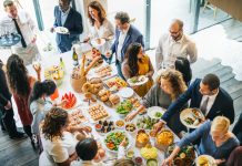 Catering pentru team buildinguri: soluția practică pentru mese organizate Catering pentru team buildinguri: soluția practică pentru mese organizate