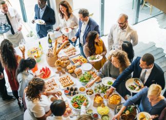 Catering pentru team buildinguri: soluția practică pentru mese organizate Catering pentru team buildinguri: soluția practică pentru mese organizate