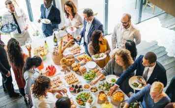 Catering pentru team buildinguri: soluția practică pentru mese organizate Catering pentru team buildinguri: soluția practică pentru mese organizate