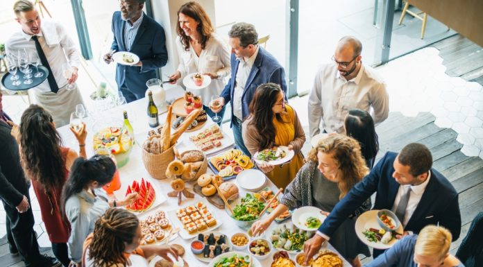 Catering pentru team buildinguri: soluția practică pentru mese organizate Catering pentru team buildinguri: soluția practică pentru mese organizate