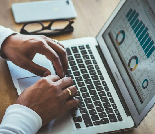 De la pix şi hârtie la aplicații: digitalizarea meseriilor care păreau ferite de tehnologie De la pix şi hârtie la aplicații: digitalizarea meseriilor care păreau ferite de tehnologie