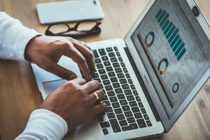 De la pix şi hârtie la aplicații: digitalizarea meseriilor care păreau ferite de tehnologie