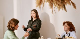 Parfumurile care spun o poveste: de ce storytelling-ul influențează alegerile consumatorilor Parfumurile care spun o poveste: de ce storytelling-ul influențează alegerile consumatorilor